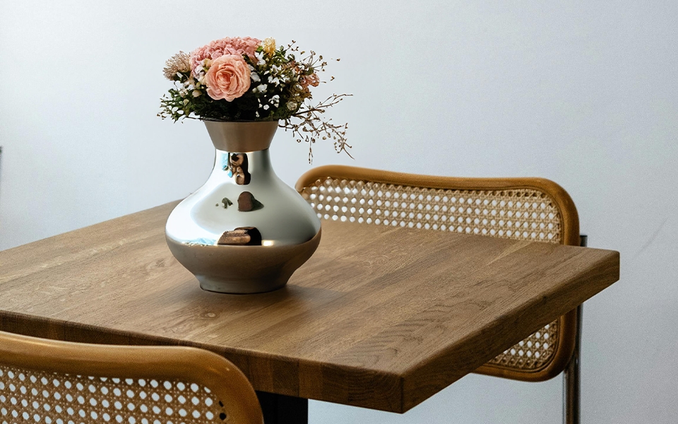 Bord og krom vase